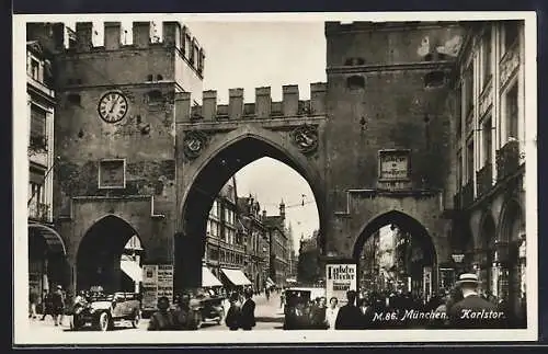 AK München, Karlstor mit Passanten