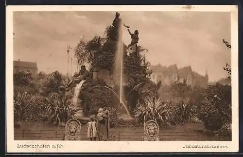 AK Ludwigshafen a. Rh., Jubiläumsbrunnen mit besuchenden Kindern