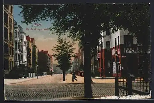 AK Kiel, Hardenbergstrasse mit Passant