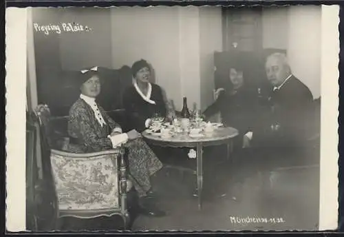 Foto-AK München, Preysing Palais, Restaurant, Gäste am Tisch