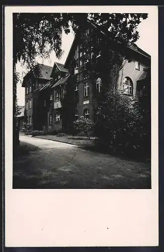 AK Berlin-Spandau, Strassenpartie am Evang. Johannesstift