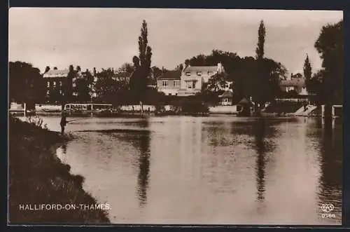 AK Halliford-on-Thames, Flusspartie mit Angler