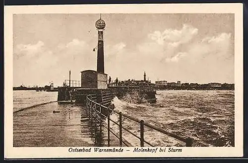 AK Warnemünde, Ostseebad, Molenkopf mit Leuchtturm bei Sturm