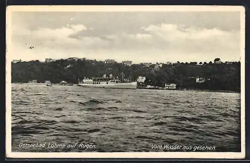 AK Lohme auf Rügen, Ostseebad, Teilansicht mit Dampfer vom Wasser aus gesehen