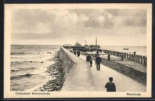 AK Warnemünde, Westmole mit Besuchern