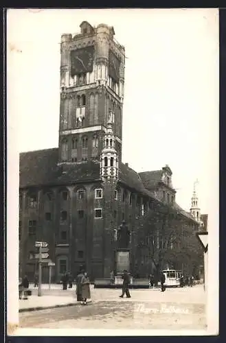 Foto-AK Thorn, Strassenpartie mit Rathaus