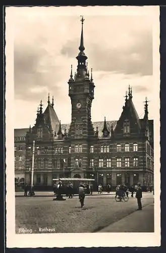AK Elbing / Elblag, Fahrgäste an der Strassenbahn vor dem Rathaus