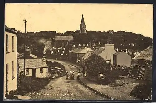 AK Onchan Village, Strassenpartie mit Kirche