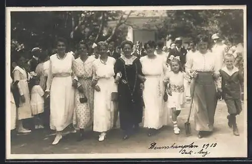 Foto-AK Brunshaupten, Gruppe von Frauen mit Kindern