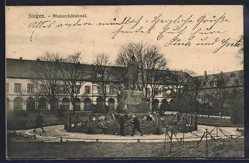 AK Siegen, Passanten am Bismarck-Denkmal