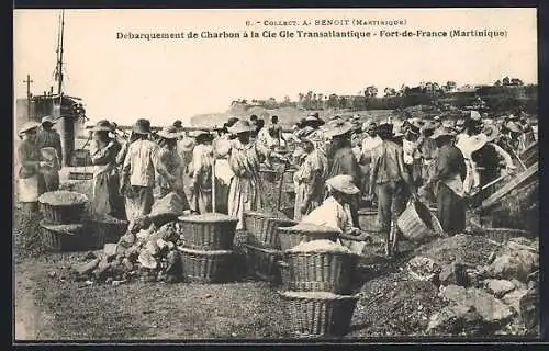 AK Fort-de-France, Débarquement de Charbon à laCie Gle Transatlantique