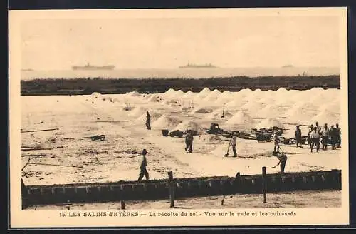 AK Les Salins-d`Hyères, Récolte du sel, Vue sur la rade et les cuirassés, Totale der Saline mit Kriegsschiffen