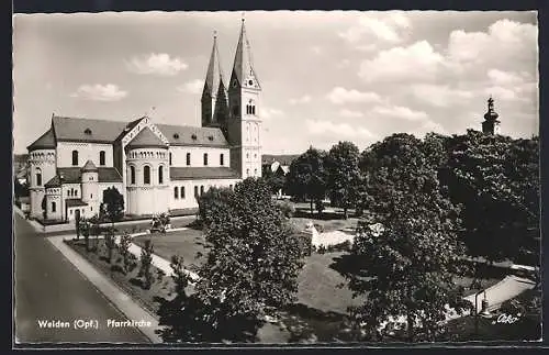 AK Weiden /Opf., Pfarrkirche mit Strassenpartie