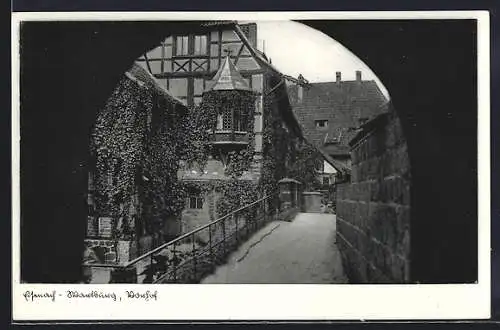 AK Eisenach, Wartburg, Vorhof durch Tor gesehen