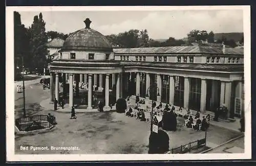 AK Bad Pyrmont, Menschen am Pavillon auf dem Brunnenplatz