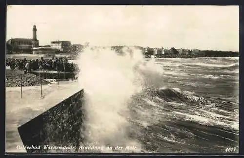 AK Warnemünde, Ostseebad, Brandung an der Mole mit Leuchtturm