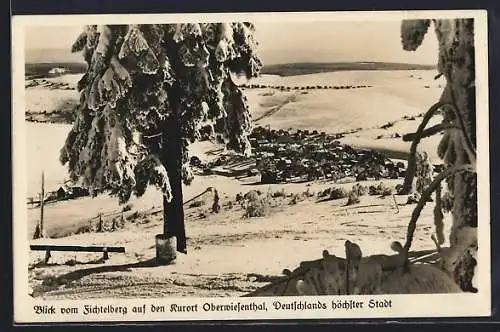 AK Oberwiesenthal, Blick vom Fichtelgebirge auf den Ort, Deutschlands höchste Stadt