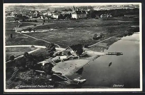 AK Pretzsch a. d. Elbe, Ortspartie mit Elbstrand aus der Vogelschau