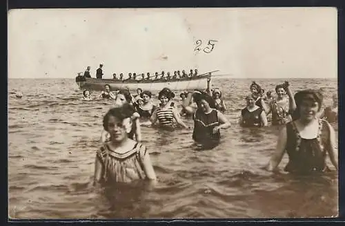 AK Wilhelmshaven, Strandnixen im Badeanzug im Wasser, Im Hintergrund Boot
