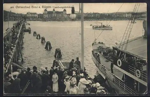 AK Binz a. Rügen, Landungsbrücke mit Dampfern
