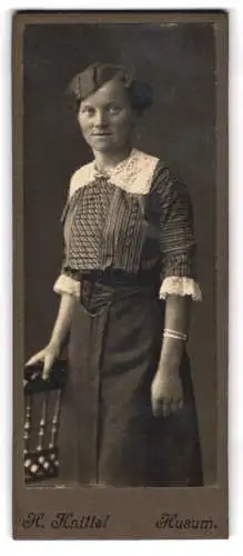 Fotografie H. Knittel, Husum, Porträt einer Dame