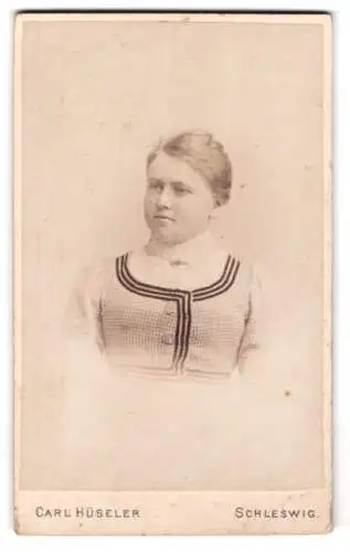 Fotografie Carl Hüseler, Schleswig, Stadtweg 147, Porträt einer Frau im karierten Kleid