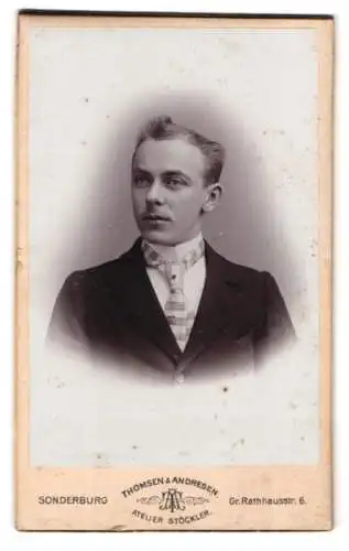 Fotografie Thomsen & Andresen, Sonderburg, Gr. Rathausstr. 6, Porträt eines jungen Mannes