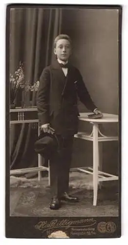 Fotografie H. Billigmann, Hagen i. W., Kampstrasse 12/14, Junger Mann im Anzug