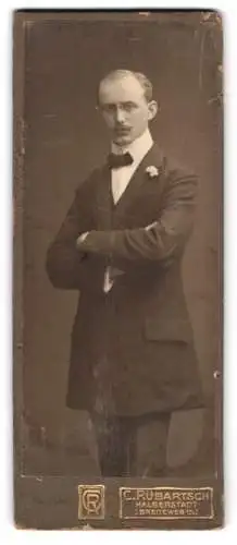 Fotografie Carl Rübartsch, Halberstadt, Breiteweg 15, Eleganter Herr mit Anzug und Fliege