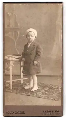 Fotografie Hugo Nökel, Halberstadt, Martiniplan 19/21, Kind mit Mantel und Mütze