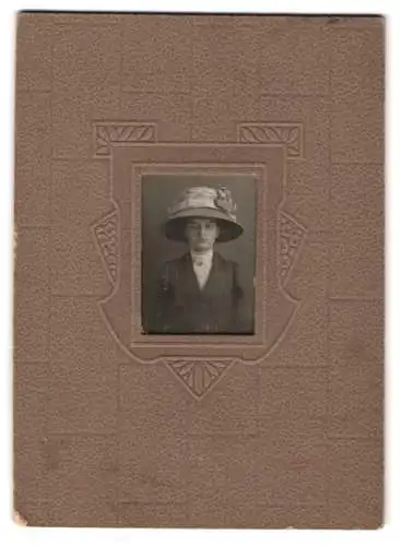Fotografie unbekannter Fotograf und Ort, Elegante Dame mit Hut