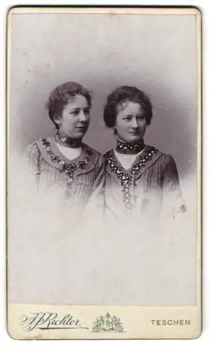 Fotografie J. Richter, Teschen, Scherschnikgasse 5, Zwei Damen in eleganter Kleidung