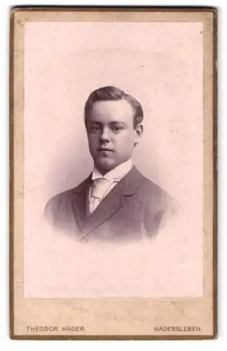 Fotografie Theodor Häger, Hadersleben, Graben, Porträt eines jungen Mannes