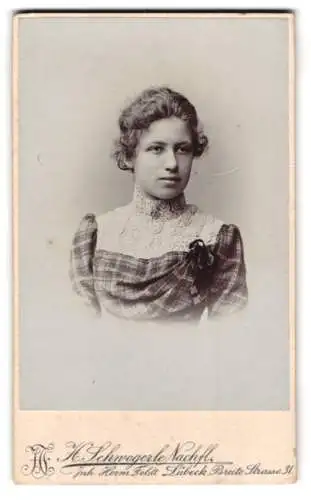 Fotografie H. Schwegerle Nachflg., Lübeck, Breite Strasse 31, Porträt einer jungen Frau