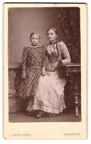 Fotografie L. Lauritzen, Apenrade, Grosse Strasse 41, Zwei junge Mädchen in feiner Kleidung