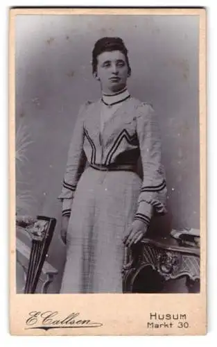 Fotografie E. Callsen, Husum, Markt 30, Dame im eleganten Kleid