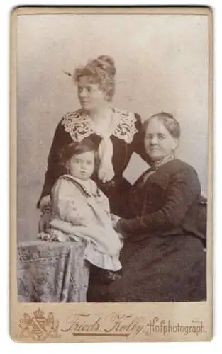 Fotografie Friedr. Kolby, Zwickau i. S., Plauensche Strasse, Mutter und Grossmutter mit Kleinkind