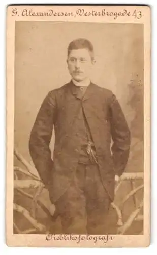 Fotografie G. W. Alexandersen, Kopenhagen, Vesterbrogade 43, Porträt eines jungen Mannes