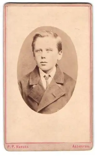 Fotografie P. P. Hansen, Aabenraa, Knabe im eleganten Mantel