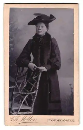 Fotografie Th. Möller, Lygumkloster, Elegante Dame mit Hut