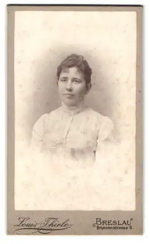 Fotografie Louis Thiele, Breslau, Brunnenstrasse 6, Porträt einer jungen Frau