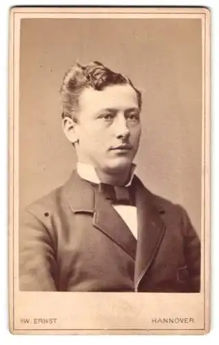 Fotografie W. Ernst, Hannover, Angerstrasse 13A, Porträt eines jungen Mannes