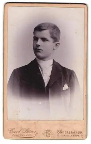 Fotografie Carl Stüwe, Süderbrarup, Junger Mann im Anzug