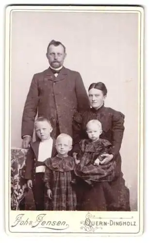 Fotografie Johs. Jensen, Quern-Dingholz, Familienporträt mit drei Kindern