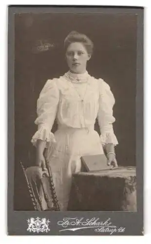 Fotografie Fr. A. Schark, Satrup i. A., Frau im hellen Kleid