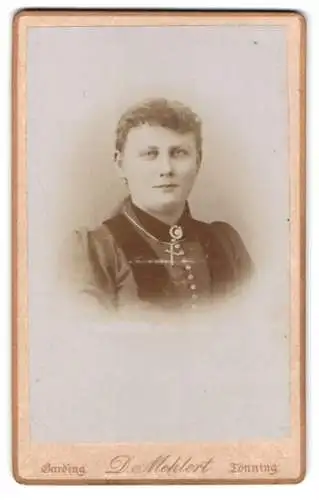 Fotografie D. Mehlert, Garding, Portrait einer Frau mit Kreuzkette