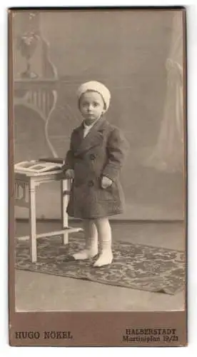 Fotografie Hugo Nökel, Halberstadt, Martiniplan 19/21, Kind im Mantel