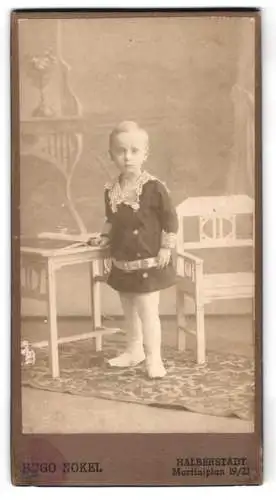 Fotografie Hugo Nökel, Halberstadt, Martiniplan 19/21, Kind neben einem Tisch