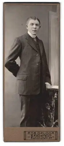 Fotografie Rob. Grudda, Bredstedt, Bahnhofstr. 2a, Eleganter Herr im Anzug