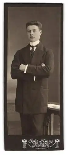 Fotografie Johs. Timm, Tondern, Westerstr. 19, Eleganter junger Mann im Anzug